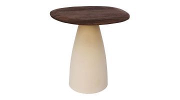 INHOUSE Marroni bijzettafel met een organisch gevormd mangohouten blad en een hoge, taps toelopende zandkleurige voet.