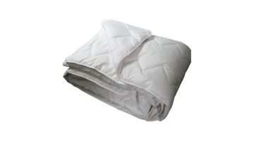 Opgevouwen 100% katoenen zomerdekbed Cotton Comfort in wit, lichtgewicht en ademend.