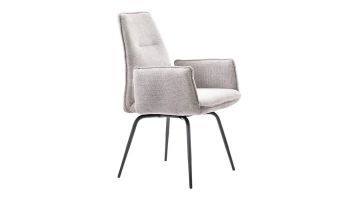 Schuin zijaanzicht van de INHOUSE Hatomi eetkamerstoel in lichtgrijs met armleuningen en zwarte metalen poten.