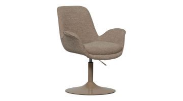 Schuin vooraanzicht van de WOOOD Marten eetkamerstoel in zandkleurige stof met ronde metalen draaivoet.