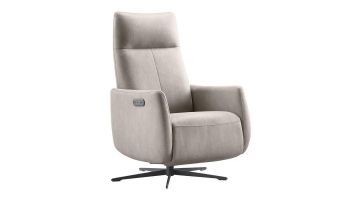 Relaxfauteuil Lanciare in lichtgrijs microleder, schuin vooraanzicht met zichtbare elektrische bedieningsknoppen in de armleuning.