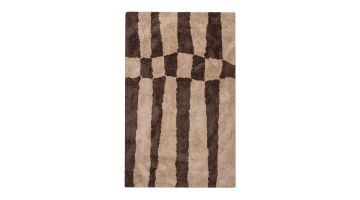 Bovenaanzicht van het WOOOD vloerkleed Fafa met grafisch gestreept patroon in warme bruin- en beigetinten.