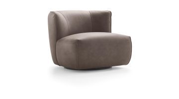 Dutchz 3101 fauteuil in bruin Shala-leer met afgeronde vormen en vast onderstel, schuin van voren gefotografeerd.