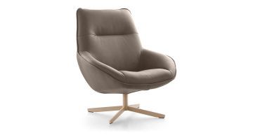 Draaifauteuil Dutchz 115 in Mirage choco leder met grey beige stervoet, schuin van voren gefotografeerd op witte achtergrond.