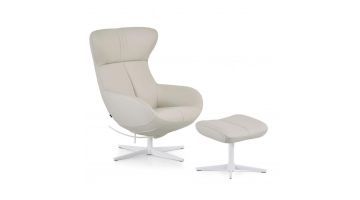 Montèl draaifauteuil Lucille met hocker in crèmekleurig leer, op wit metalen kruisvoet onderstel, schuin van voren gezien.