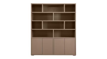 Grote wandkast Nerano van INHOUSE in de kleur schors, met asymmetrische open vakken en zes gesloten kastdeuren aan de onderzijde.