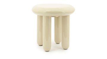 Sidetable Balloon van By-Boo in beige hoogglans metaal, met afgeronde vormen en vier stevige poten, gefotografeerd frontaal tegen witte achtergrond.