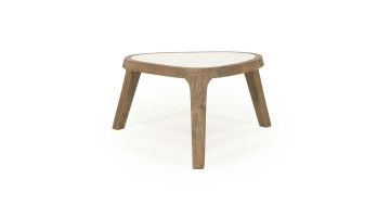 Kleine salontafel Fred van Eleonora, driehoekig ontwerp met licht marmeren blad en houten poten.