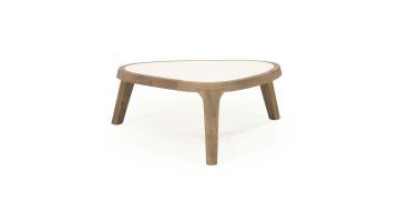 Driehoekige salontafel Fred Large van Eleonora met afgeronde hoeken, licht blad en houten poten, vrijstaand gefotografeerd.