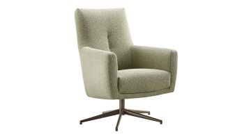 Draaifauteuil met hoge rug in groene stof, schuin van voren gefotografeerd met een bronzen draaipoot. De fauteuil heeft een moderne en comfortabele uitstraling.
