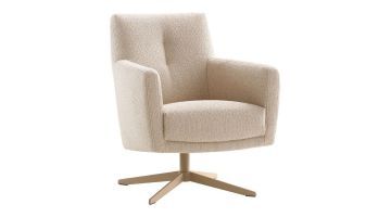 Draaifauteuil Merendy met lage rug in beige boucléstof, schuin van voren gefotografeerd met een moderne, beige metalen draaivoet.