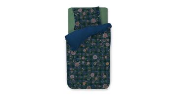 Pip Studio dekbedovertrek Flores Felices in donkergroen met bloemen en blauwe ruit, opgemaakt met kussens en contrasterende blauwe achterzijde.