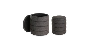 Twee ronde zwarte hockers uit de Amphaka set, waarvan één met het deksel ernaast en zichtbaar opbergvak.