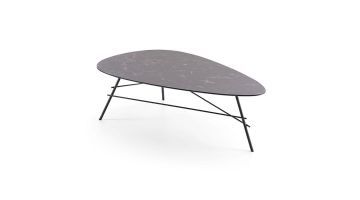 Baenks salontafel St. Kilda met organisch HPL blad in donker marmerlook en zwart metalen onderstel met kruisspijlen.