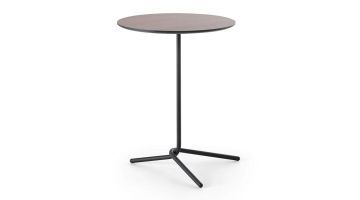 Ronde bijzettafel Baenks Malvern met donkerbruin eikenlook HPL blad en slank zwart metalen onderstel, gefotografeerd schuin van voren op witte achtergrond.