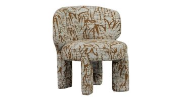 Een compacte fauteuil met opvallende bekleding in een natuurlijk bruine print en afgeronde vormen.