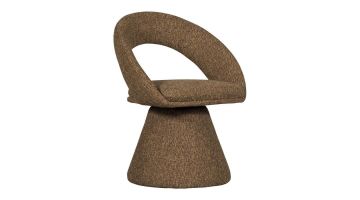 Close-up van de WOOOD draaibare eetkamerstoel Winter in zand melange, vrijstaand tegen een witte achtergrond, schuin van voren gefotografeerd.