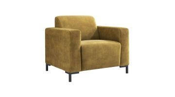 Fauteuil Alpa in okergele stof, schuin van voren gefotografeerd met zicht op de royale armleuningen en zachte bekleding.