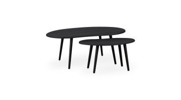 Zwarte salontafelset Aloran bestaande uit twee gelakte houten tafels met afgeronde, organische bladen en slanke poten, gestyled tegen witte achtergrond.