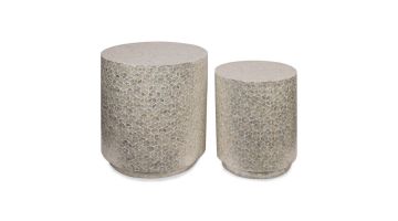 Set van twee ronde bijzettafels met geometrisch ingelegd steenpatroon in natuurlijke tinten, groot en klein formaat naast elkaar.