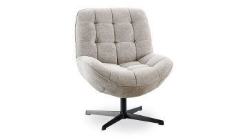 Draaifauteuil Morley van Profijt Meubel in dolphin kleur, met comfortabele stoffering, decoratief stiksel en zwarte metalen draaipoot, schuin van voren.
