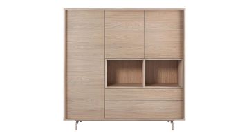 Opbergkast Famosa in Misty Oak, frontaal in beeld zonder decoratie. Strakke lijnen, naturel eikenlook en open vakken in het midden.