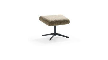 Sherway voetenbank in bruingrijze geweven stof met zwart metalen vijfteenspoot, schuin vooraanzicht.