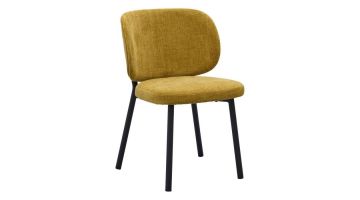 Eetkamerstoel Udine Mustard in mosterdgele stof met zwarte poten, vooraanzicht met afgeronde rugleuning en moderne vormgeving.
