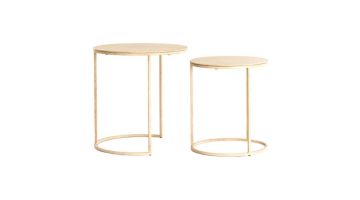 Twee ronde bijzettafels in zandkleurig metaal, de ene iets groter dan de andere, met open frame en minimalistische vorm.