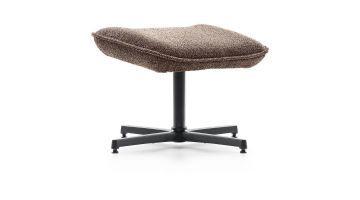 Voetenbank Majani Wood met zachte bruine stoffering en zwart metalen vijfteens onderstel, schuin vooraanzicht.