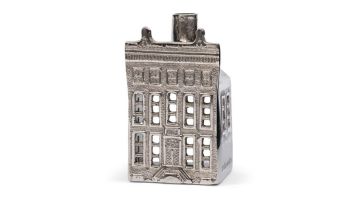 Kaarsenhouder Rivièra Maison Canal House S van zilverkleurig metaal in de vorm van een klassiek Amsterdams grachtenpand, met opengewerkte ramen.