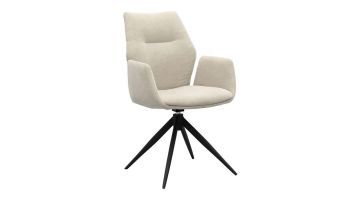 Eetkamerstoel Pula in kleur Toffee met draaibare zitting en zwart metalen onderstel, schuin vooraanzicht.