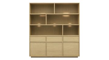 Trendhopper wandkast Tovo 180 cm in lichte houtkleur met ingebouwde verlichting in de open vakken, vooraanzicht.