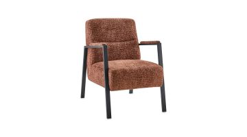 Fauteuil Safira koperkleur met zwart metalen frame en zachte weefstof, vooraanzicht met rechte poten en comfortabele zitting.