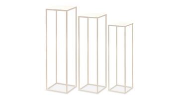 Drie zandkleurige metalen plantenstandaarden van verschillende hoogtes uit de Tatsuno-serie, met een minimalistisch design.