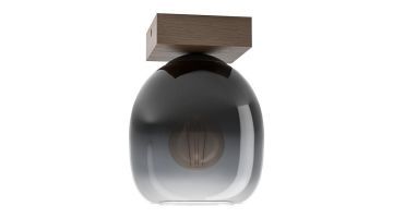 Plafondlamp Filago met bolvormig rookglas en houten plafondplaat, gezien van schuin vooraan.