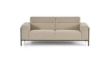  Vooraanzicht van Montèl Hopper 3-zitsbank in zandkleurige stof met strak metalen frame en rechte lijnen.