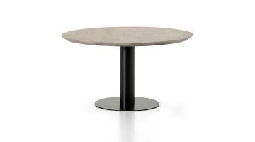 Ronde Montèl eettafel Dream van 140 cm met lichtgrijs houten blad en zwarte metalen trompetpoot, vrijstaand weergegeven op witte achtergrond.