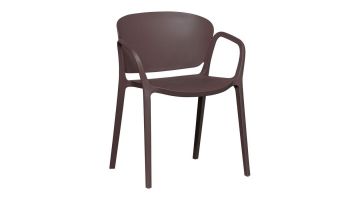 Vooraanzicht van de WOOOD Tuinstoel Bent in paars/bruin kunststof, met afgeronde rugleuning en armleuningen in één vloeiende vorm.