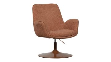 Zijkant van de oranje Marten eetkamerstoel met ronde metalen voet en verstelbare zithoogte. De bekleding heeft een warme textuur.