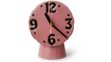 Retro keramieken klok in roze van HKLiving met handgeschilderde cijfers en zwarte wijzers.