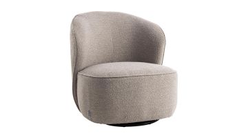 Trendhopper draaifauteuil Serra Naturel in zachte bouclé stof met afgeronde rug en brede zitting, schuin vooraanzicht.