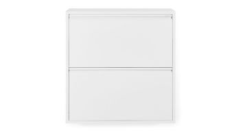 Witte metalen schoenenkast Billy 2 van Spinder Design met twee kleppen, strak en compact ontwerp voor wandmontage in de hal.