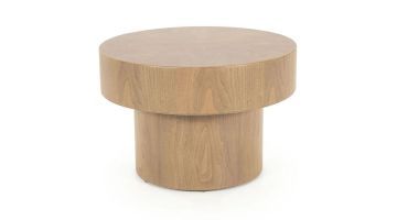 Close-up van de INHOUSE Bobbie bijzettafel in lichtbruin hout, met een robuuste ronde vorm en massief houten look.