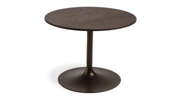 Ronde bijzettafel Dyyk Jones met donker houten blad en metalen trompetvoet in donkere tint, vrijstaand gefotografeerd op witte achtergrond.