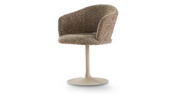 Dyyk Eetkamerstoel Nonna met trompetvoet in bruine stof, modern design met ronde vormen en comfortabele rugleuning.