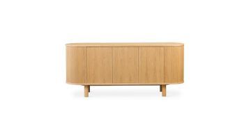 Skovby #543 dressoir in eikenhout met afgeronde hoeken en slanke poten, vooraanzicht.