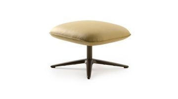 Geel leren Pode Flare poef met zwart metalen draaivoet, frontaal schuin gefotografeerd.