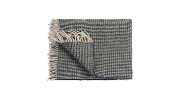 Vandyck Home 95 plaid in anthracite met wafelstructuur, wolblend en franjes, opgevouwen met hoekje omgeslagen op witte achtergrond.