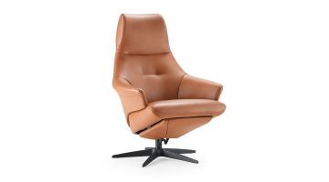 Baenks relaxfauteuil Mackay in cognackleur leer met zwarte draaivoet, rugleuning rechtop.